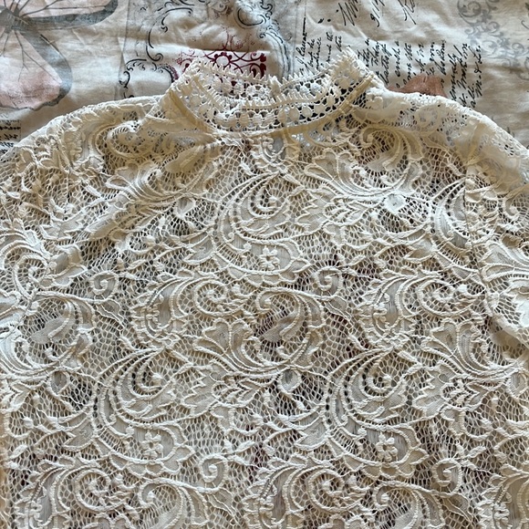 White lace top size M button back of neck - Picture 6 of 6